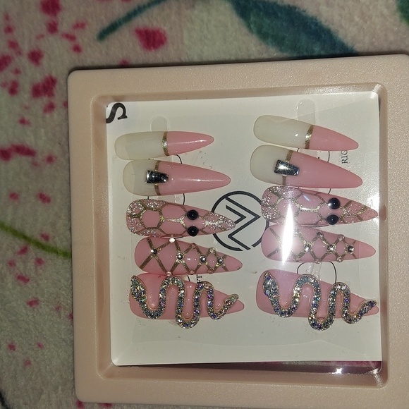 Press on nails - Picture 2 of 6